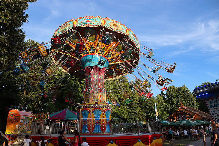 Kettenkarussell von Peter Lechner auf dem 1. Sommerfest am Luise Kiesselbach Platz (©Foto: Martin Schmitz)
